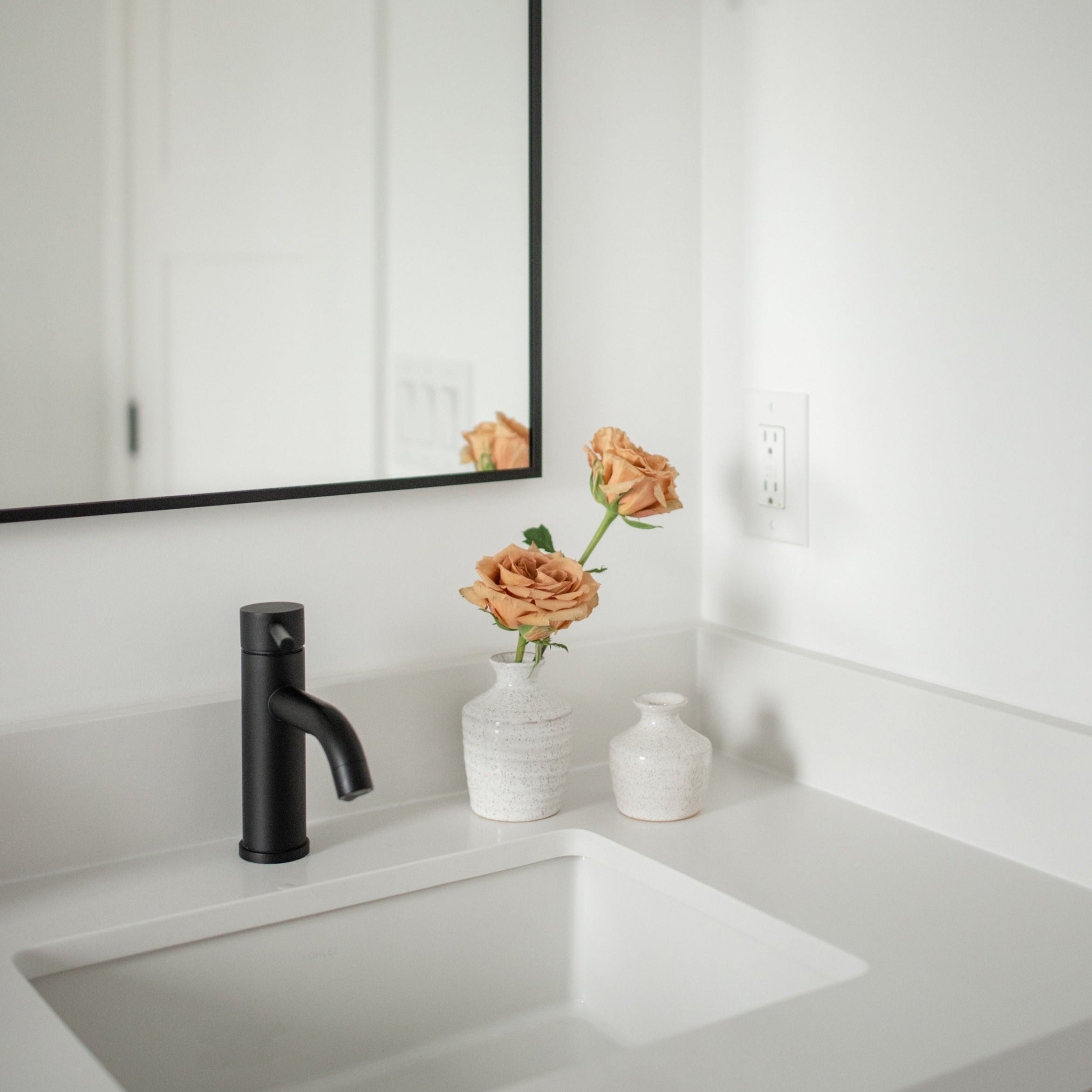 Hari Bud Vase (Small)